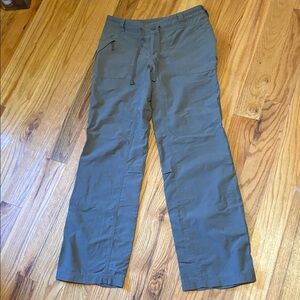 The North Face Women’s Outdoors Hiking Pants; Military Green; Size 6